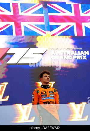 Melbourne, Australien. März 2025. Motorsport: Formel-1-Weltmeisterschaft, großer Preis von Australien, Rennpodium: Sieger Lando Norris aus Großbritannien vom Team McLaren steht auf dem Podium. Quelle: Hasan Bratic/dpa/Alamy Live News Stockfoto