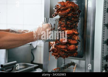 Der Koch bereitet traditionelles türkisches Dönerfleisch zu. Shawarma oder Gyros. Stockfoto