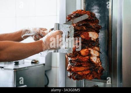 Der Koch bereitet traditionelles türkisches Dönerfleisch zu. Shawarma oder Gyros. Stockfoto