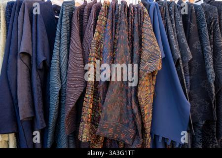 Wunderschöne Damengarderobe. Viele Abaya Kleider hängen an Kleiderbügeln im Schrank. Platz für Damen. Kleiner Boutique-Showroom. Stockfoto