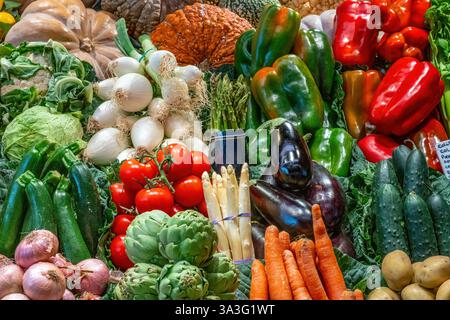 Marktstand mit einer großen Auswahl an Gemüse in Barcelona, Spanien Stockfoto