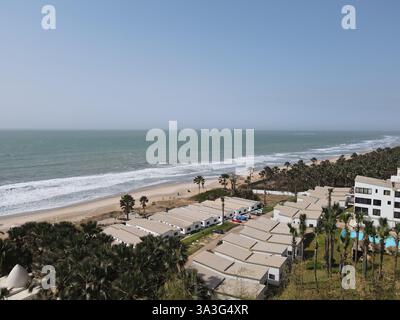 Banjul, Gambia. März 2025. Ein Drohnenfoto zeigt die Landschaft eines Strandes in Serrekunda, Gambia, am 12. März 2025. Gambia liegt an der Atlantikküste und ist als „lächelnde Küste“ Westafrikas bekannt. Auf der Karte ist das Land im Norden, Osten und Süden eng von Senegal umgeben, dessen Territorium sich östlich und westlich entlang des Gambia River erstreckt, was einem strahlenden Lächeln ähnelt. Quelle: Si Yuan/Xinhua/Alamy Live News Stockfoto