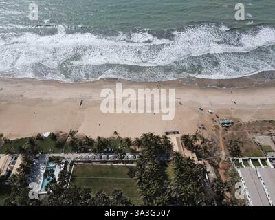 Banjul, Gambia. März 2025. Ein Drohnenfoto zeigt die Landschaft eines Strandes in Serrekunda, Gambia, am 12. März 2025. Gambia liegt an der Atlantikküste und ist als „lächelnde Küste“ Westafrikas bekannt. Auf der Karte ist das Land im Norden, Osten und Süden eng von Senegal umgeben, dessen Territorium sich östlich und westlich entlang des Gambia River erstreckt, was einem strahlenden Lächeln ähnelt. Quelle: Si Yuan/Xinhua/Alamy Live News Stockfoto