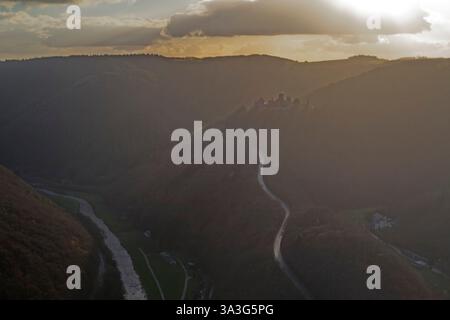Schloss Bourscheid in Luxemburg mit einer Kurve des Flusses Sûre an einem späten Winternachmittag Stockfoto