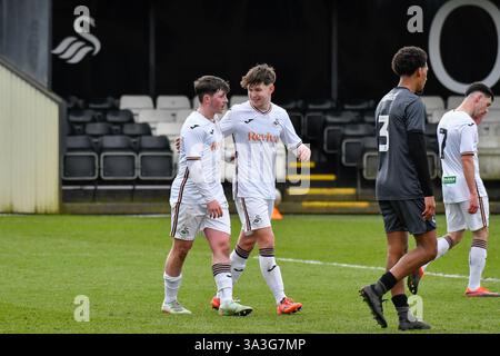 Landore, Swansea, Wales. 15. März 2025. Callum Jones aus Swansea City feiert das erste Tor seiner Mannschaft mit Teamkollege Aidan Higgins während des U18 Professional Development League-Spiels zwischen Swansea City und Charlton Athletic am 15. März 2025 im JOMA High Performance Centre in Landore, Swansea, Wales. Quelle: Duncan Thomas/Majestic Media. Stockfoto