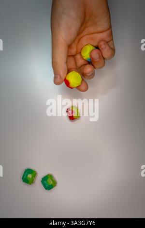 Traditionelles koreanisches Spieltrikot Gonggi. Bunte Plastiksteine an der Hand. Stockfoto