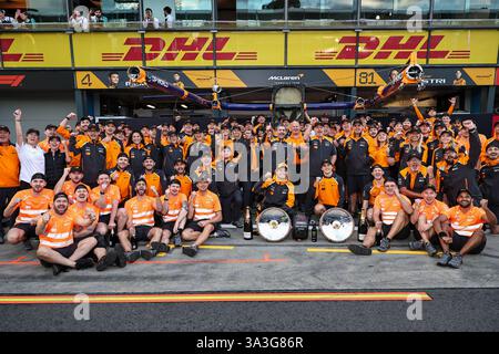 Melbourne, Australien. März 2025. MELBOURNE, AUSTRALIEN – 16. MÄRZ: Das McLaren Team feiert seinen Sieg nach dem Rennen des F1 Grand Prix von Australien auf dem Albert Park Circuit am 15. März 2025 in Melbourne, Australien. (Foto von Song Haiyuan/Paddocker) Credit: Jun QIAN/Alamy Live News Stockfoto