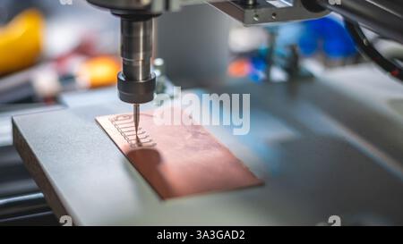 Maschine mit numerischer Steuerung CNC führt Fräsen von Leiterplatten, Leiterplattengravur, DIY-Leiterplatten-Leiterplatten-Leiterplatten durch Stockfoto