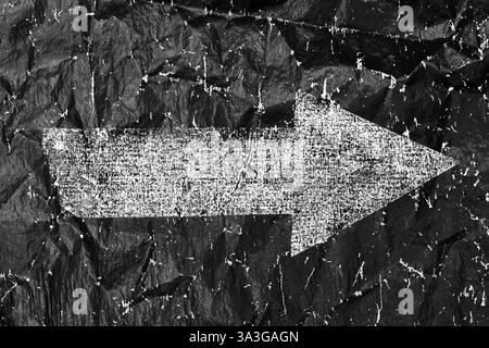 Ein großer weißer Pfeil zeigt nach rechts auf zerknittertes schwarzes Papier, wodurch Kontrast und Textur hervorgehoben werden. Dieses Designelement vermittelt Bewegung und Richtung in einem einzigartigen künstlerischen Stil. Stockfoto