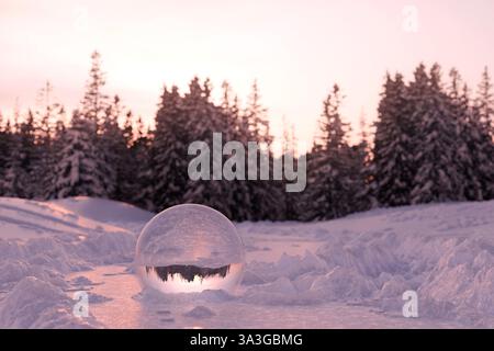 3D-Rendering von Glaskugeln, die im Schnee vergraben sind Stockfoto