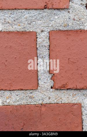 Die roten Ziegelmauern sind mit dem Alter brüchig Stockfoto