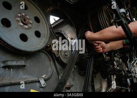 Mechaniker, der an Industriemaschinen in einer Werkstatt arbeitet. Stockfoto