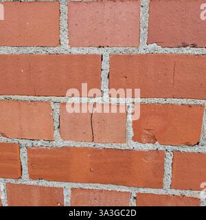 Die roten Ziegelmauern sind mit dem Alter brüchig Stockfoto