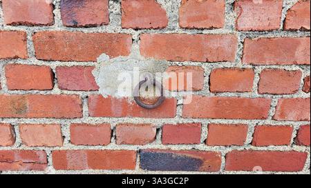 Die roten Ziegelmauern sind mit dem Alter brüchig Stockfoto