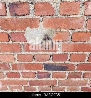 Die roten Ziegelmauern sind mit dem Alter brüchig Stockfoto
