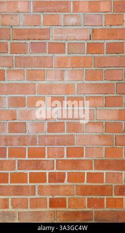 Die roten Ziegelmauern sind mit dem Alter brüchig Stockfoto
