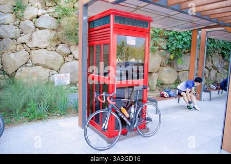 Gurye County, Südkorea - 3. Oktober 2021: Das Namdo Bridge Certification Center entlang des Seomjingang Bike Path ermöglicht es Radfahrern, ihre BI zu stempeln Stockfoto