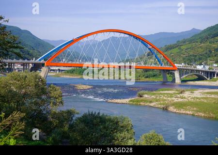 Gurye County, Südkorea - 3. Oktober 2021: Eine detaillierte Ansicht der Namdo-Brücke mit ihrem markanten rot-blauen Bogendesign während der Seomj Stockfoto