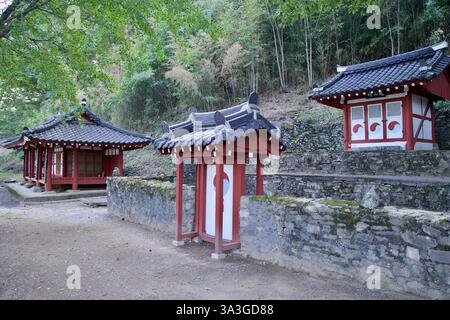 Gurye County, Südkorea - 3. Oktober 2021: Der historische Obongjeongsa Tempel, ein ruhiger Ort mit traditioneller koreanischer Architektur mit rotem Holz Stockfoto