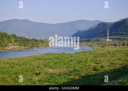 Gurye County, Südkorea - 3. Oktober 2021: Ein ruhiger Blick auf den Seomjin River, der sich durch üppige grüne Felder und Berge schlängelt und die Natur einfängt Stockfoto