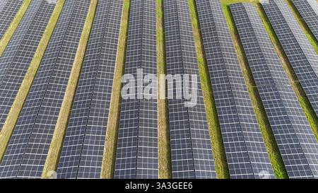 Luftaufnahme des Solarparks saubere erneuerbare Energie von der Sonne Stockfoto