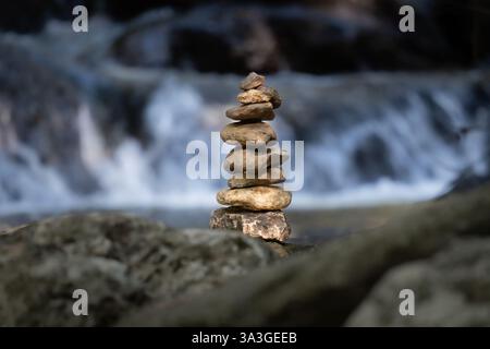 Steinstapel in der Nähe eines Wasserfalls Stockfoto