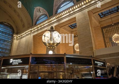 Vierseitige Uhr aus Opal in der Haupthalle am Grand Central Terminal (Grand Central Station), Manhattan, New York City, USA Stockfoto