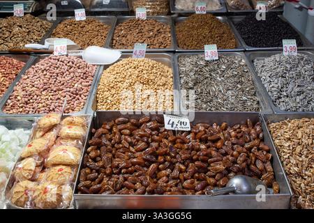 Getrocknete Früchte, Samen und andere kulinarische Köstlichkeiten zum Verkauf auf dem zentralen kommunalen Markt in Athen, Griechenland Stockfoto