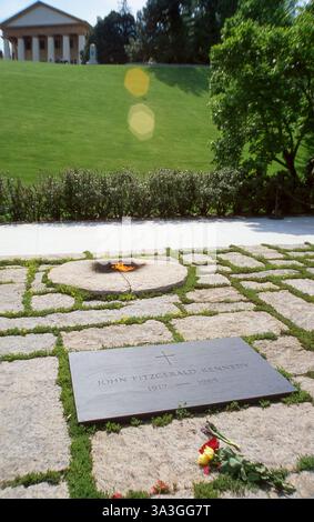 Arlington Cemetery – der größte Friedhof der Vereinigten Staaten im Arlington County, VIRGINIA. Farbkodak-Folie des berühmten Grabes von John Fitzgerald Kennedy, aufgenommen im Mai 1984 mit Minolta-Kamera. Arlington House im Hintergrund. Stockfoto