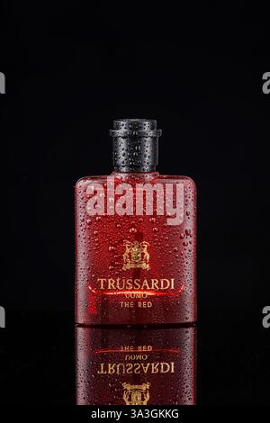 Mailand, Italien - 31.08.2022: Trussardi uomo Parfümflasche mit Wassertropfen auf schwarzem Hintergrund Stockfoto