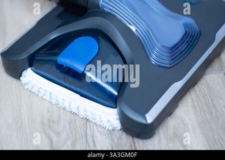 Bürstenkopf Staubsauger auf Fliesenböden mit Aufschrift in Englisch - Wasser Stockfoto