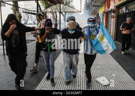 Buenos Aires, Argentinien. März 2025. Rentner und Demonstranten fliehen vor Tränengasrauch während der Demonstration auf dem Nationalkongress. Rentner, unterstützt von verschiedenen sozialen Sektoren und Fußballfans, protestierten vor dem Nationalkongress für ein würdevolles Gehalt, die Reaktion der nationalen Regierung war eine brutale Unterdrückung durch alle nationalen Sicherheitskräfte. (Credit Image: © Santi Garcia Diaz/SOPA Images via ZUMA Press Wire) NUR REDAKTIONELLE VERWENDUNG! Nicht für kommerzielle ZWECKE! Stockfoto
