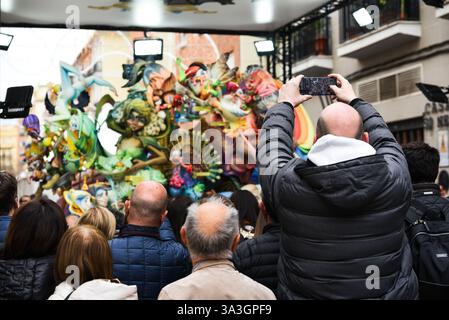 Valencia, Spanien - 16. März 2025. Das Las Fallas Festival ist eines der wichtigsten traditionellen Feiern in Spanien. Gigantische Skulpturen aus Pappmaché werden gebaut und zeigen der Öffentlichkeit, bevor sie am letzten Tag verbrannt werden. Die Falla of Convento Jerusalén-kommission gewann den ersten Preis von Ninot Indultat, der die Skulptur vor dem Quemá rettete. Quelle: Roberto Arosio/Alamy Live News Stockfoto