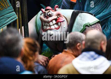 Valencia, Spanien - 16. März 2025. Das Las Fallas Festival ist eines der wichtigsten traditionellen Feiern in Spanien. Gigantische Skulpturen aus Pappmaché werden gebaut und zeigen der Öffentlichkeit, bevor sie am letzten Tag verbrannt werden. Die Falla of Convento Jerusalén-kommission gewann den ersten Preis von Ninot Indultat, der die Skulptur vor dem Quemá rettete. Quelle: Roberto Arosio/Alamy Live News Stockfoto