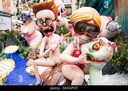 Valencia, Spanien - 16. März 2025. Das Las Fallas Festival ist eines der wichtigsten traditionellen Feiern in Spanien. Gigantische Skulpturen aus Pappmaché werden gebaut und zeigen der Öffentlichkeit, bevor sie am letzten Tag verbrannt werden. Die Falla of Convento Jerusalén-kommission gewann den ersten Preis von Ninot Indultat, der die Skulptur vor dem Quemá rettete. Quelle: Roberto Arosio/Alamy Live News Stockfoto