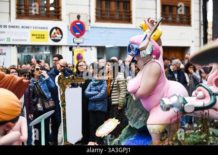 Valencia, Spanien - 16. März 2025. Das Las Fallas Festival ist eines der wichtigsten traditionellen Feiern in Spanien. Gigantische Skulpturen aus Pappmaché werden gebaut und zeigen der Öffentlichkeit, bevor sie am letzten Tag verbrannt werden. Die Falla of Convento Jerusalén-kommission gewann den ersten Preis von Ninot Indultat, der die Skulptur vor dem Quemá rettete. Quelle: Roberto Arosio/Alamy Live News Stockfoto