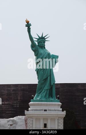 Die berühmte und prächtige Freiheitsstatue in New York City steht hoch und stolz Stockfoto