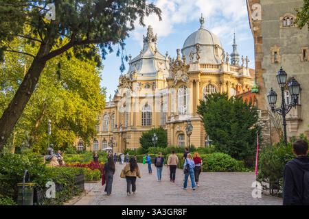 Budapest, Ungarn – September 30 2024: Schloss Vajdahunyad, das Landwirtschaftsmuseum im wichtigsten Stadtpark Varosliget in Budapest, besucht von Touristen, Ungarn Stockfoto