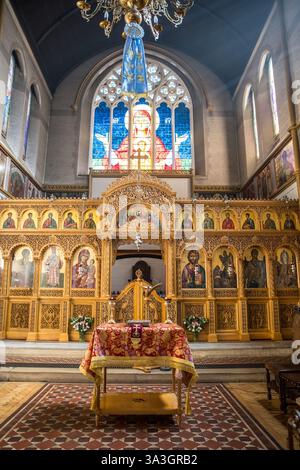 Unsere Dame von Perpetual spiegelt sich in der griechisch-orthodoxen Kirche St. Nikolaus, Battersea. Stockfoto