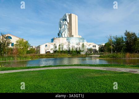 Garten entworfen von Bas Smets im Parc des Ateliers, Luma Tower von Frank Gehry, Arles, Bouches du Rhône, Provence-Alpes-Côte d'Azur, Frankreich Stockfoto