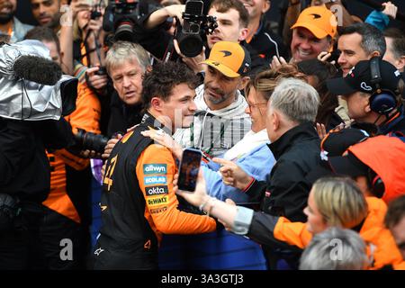 MELBOURNE, AUSTRALIEN 16. März 2025. Im Bild: McLaren Formel-1-Fahrer Lando Norris (GBR) im parc Ferme mit seinem Vater Adam Norris (Mitte) und seiner Mutter Cisca Wauman rechts nach dem Sieg in der australischen Runde der Formel-1-Weltmeisterschaft 2025. Karl Phillipson / Alamy Live News Stockfoto