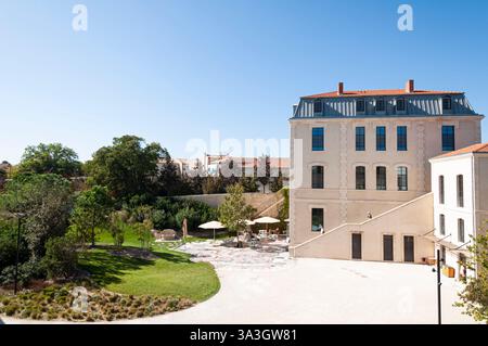 Blick auf den Hôtel du Parc vom Luma-Turm von Frank Gehry, Arles, Bouches du Rhône, Provence-Alpes-Côte d'Azur, Frankreich Stockfoto