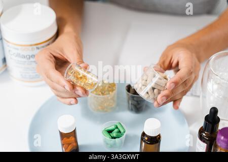 Ernährungswissenschaftler halten Omega 3 und biologisch aktive Vitamin D-Zusatzstoffe BAA in den Händen. Nahrungsergänzungsmittel zur Strukturkorrektur der menschlichen Ernährung Stockfoto