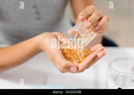 Ernährungswissenschaftler halten Omega 3 und biologisch aktive Vitamin D-Zusatzstoffe BAA in den Händen. Nahrungsergänzungsmittel zur Strukturkorrektur der menschlichen Ernährung Stockfoto