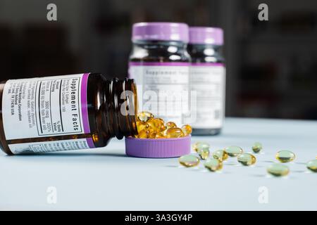 Ernährungswissenschaftler halten Omega 3 und biologisch aktive Vitamin D-Zusatzstoffe BAA in den Händen. Nahrungsergänzungsmittel zur Strukturkorrektur der menschlichen Ernährung Stockfoto