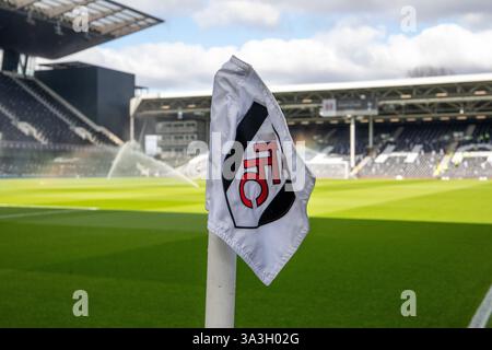 London, Großbritannien. März 2025. Eckfahne vor dem Spiel Fulham FC gegen Tottenham Hotspur FC English Premier League am 16. März 2025 im Craven Cottage, London, England, Vereinigtes Königreich Credit: Katie Chan/Every Second Media Credit: Every Second Media/Alamy Live News Stockfoto