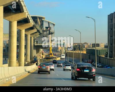 Kairo, Ägypten, 13. Februar 2025: Die Cairo Monorail ist ein zweigleisiges Monorail-Nahverkehrssystem, das derzeit in Betrieb ist Stockfoto