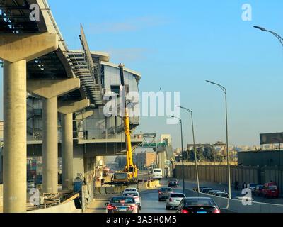 Kairo, Ägypten, 13. Februar 2025: Die Cairo Monorail ist ein zweigleisiges Monorail-Nahverkehrssystem, das derzeit in Betrieb ist Stockfoto