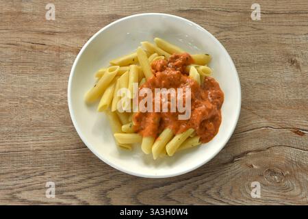 Penne Pasta backen, Lachsscheiben in süß-saurer Sauce auf dem Teller Stockfoto