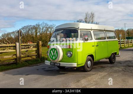 1974 und 0er Jahre Green VW Volkswagen Motor Caravan Benzin 1600 ccm; Heskin Hall, North-West Classics bei der Manor Car Rally Stockfoto